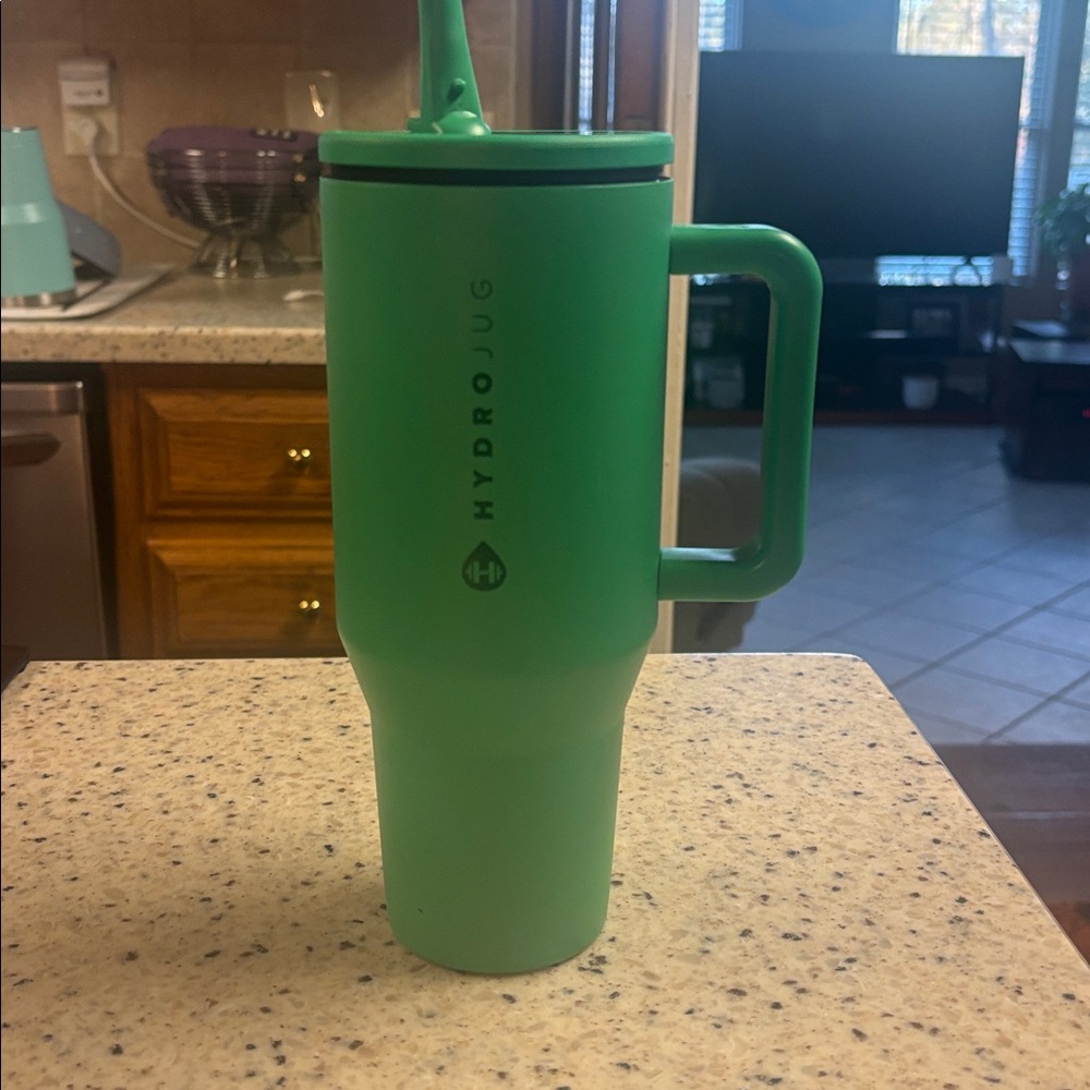HydroJug 32 oz Tumbler in Clover green with Lid and Straw